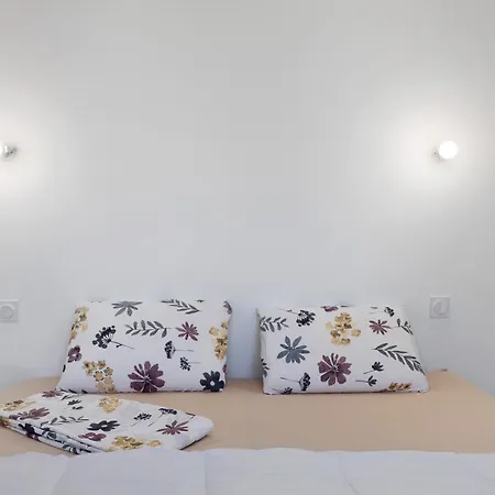 D'hotes Sous Le Pin Bed and Breakfast